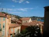 Villefranche-sur-Mer - Vista dei tetti e case colorate della città vecchia, con il mare sullo sfondo