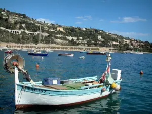 Villefranche-sur-Mer - Bateau coloré avec mer et montagne