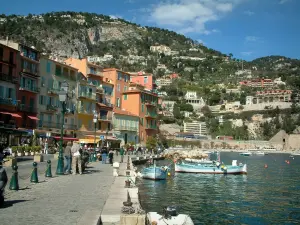 Villefranche-sur-Mer - Maisons colorées, mer et ses bateaux, montagne en arrière-plan