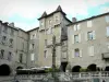 Villefranche-de-Rouergue - Christus aan het kruis, balustrade en de gevels van het plein van de Notre-Dame