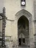 Villefranche-de-Rouergue - Klokkentoren en portaal van de kerk van Notre-Dame, en Christus aan het kruis op het plein van de Notre-Dame