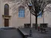 Villefranche-sur-Saône - Chapelle de l'ancien Hôtel-Dieu et square avec lampadaire, arbre, banc et arbustes