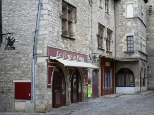 Villeneuve d'Aveyron - Façades de maisons de la bastide