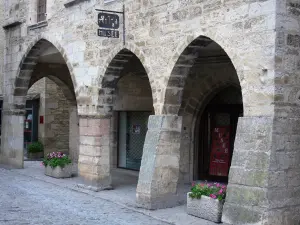 Villeneuve d'Aveyron - Musée des arts et savoirs populaires et arcades de la place des Conques