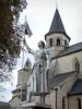 Villeneuve d'Aveyron - Campanario de la Iglesia del Santo Sepulcro y de la estatua de Juana de Arco