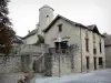 Villeneuve d'Aveyron - Fachadas de casas en la casa de campo