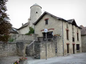 Villeneuve d'Aveyron - Façades de maisons de la bastide