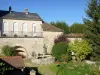 Villeneuve-sur-Yonne - Roue de meule dans le jardin au pied de la tour de Joigny