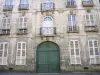 Villeneuve-sur-Yonne - Façade de la maison des Sept-Têtes, ancien hôtel de la Poste, ornée de têtes représentant des figures mythologiques