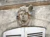 Villeneuve-sur-Yonne - Sculpture ornant la façade de la maison des Sept-Têtes