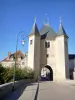 Villeneuve-sur-Yonne - Porte de Joigny, vestige des fortifications médiévales, abritant le musée-galerie Carnot