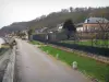 Villequier - Rue longeant le fleuve (la Seine), maisons du village et arbres, dans le Parc Naturel Régional des Boucles de la Seine Normande