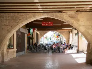 Villeréal - Middeleeuwse stad: cafe in de hoek van de Place de la Halle