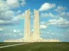 Vimy加拿大纪念馆 - 纪念碑（纪念碑）和云彩在天空中