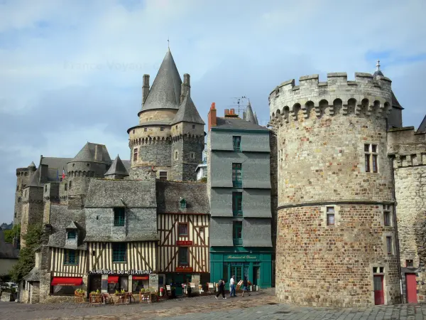 Vitré - Castle (fort) en de oude huizen in de straat van minder dan
