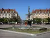Vitry-le-François - Place d'Armes: fontein met een standbeeld van de godin genoemd Marne rivier, bomen en gebouwen in de stad