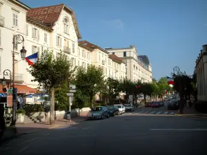 Vittel - Rue avec édifices de la ville (station) thermale