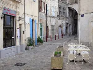 Viviers - Terraza Café y fachadas de la Plaza de la República