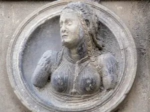 Viviers - Medallón del busto que adorna la fachada de la casa de los Caballeros