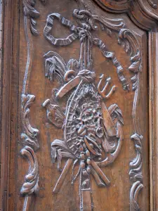 Viviers - Detalle de la puerta tallada del hotel Tourville