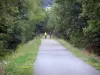 Voie Verte - Piste cyclable de la Voie Verte (ancienne voie ferrée) bordée d'arbres, cyclistes (pratique du vélo)