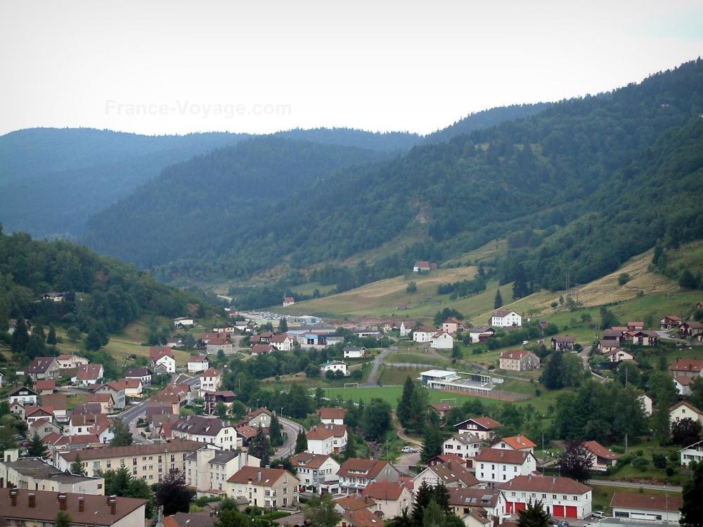 Guide des Vosges - Massif des Vosges - Maisons d'un village et collines couvertes de forêts (Parc Naturel Régional des Ballons des Vosges)