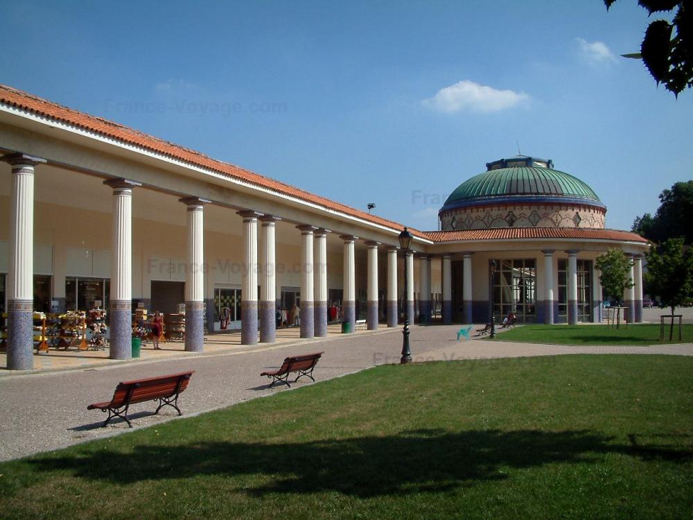 Guide des Vosges - Contrexéville - Parc et centre thermal de style néo-byzantin avec colonnade de la galerie des Thermes et rotonde avec coupole
