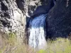 Wasserfall des Ray-Pic - Vulkanische Naturstätte, auf der Gemeinde Péreyres, im Regionalen Naturpark der Ardèche-Berge: Wasserfall Bourges und Basaltsäulen