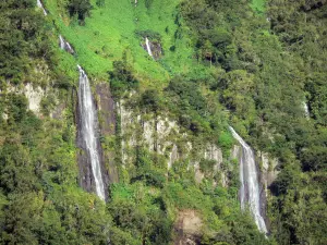 Wasserfall Voile de la Mariée - Nationalpark der Réunion - Talkessel Salazie: Wasserfälle Voile de la Mariée mit grüner Umwelt