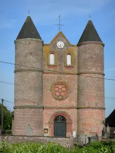 Wehrkirchen in der Thiérache - Monceau-sur-Oise: Wehrkirche Sainte-Catherine und ihre Fassade flankiert mit zwei Rundtürmen