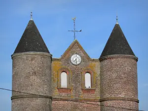 Wehrkirchen in der Thiérache - Monceau-sur-Oise: Rundtürme der Wehrkirche Sainte-Catherine