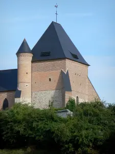 Wehrkirchen in der Thiérache - Bergfried und Turm der Wehrkirche von Beaurain, auf der Gemeinde Flavigny-le-Grand-et-Beaurain