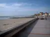 Wimereux - Küste Opale: Damm-Promenade, Sandstrand, Meer (der Ärmelkanal) und Häuser im Hintergrund