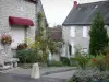 Yevre-le-Châtel - Casas de pedra e flores da aldeia