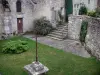 Yèvre-le-Châtel - Kirche Saint-Gault, Kreuz, Rasen, Treppe und Haus aus Stein