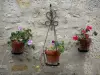 Yèvre-le-Châtel - Blumentöpfe schmückend eine Hausfassade