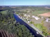 Yonne的景观 - 俯瞰Yonne河和Nivernais运河的Saussois岩石遗址的鸟瞰图