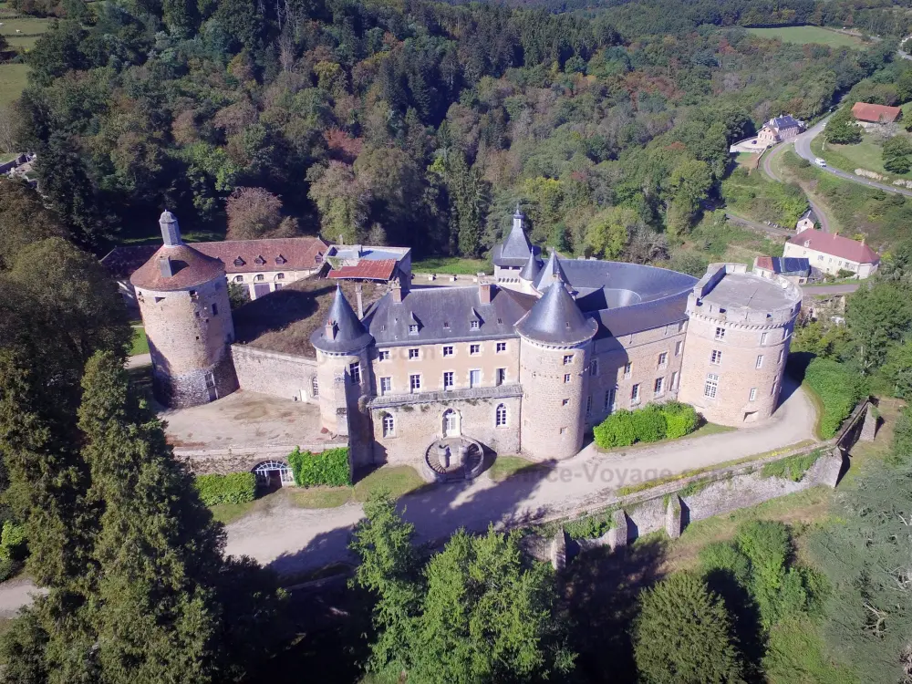 Reiseführer der Yonne - Schloß von Chastellux - Blick auf das Schloss von Chastellux-sur-Cure und die grüne Umgebung des Cure-Tals