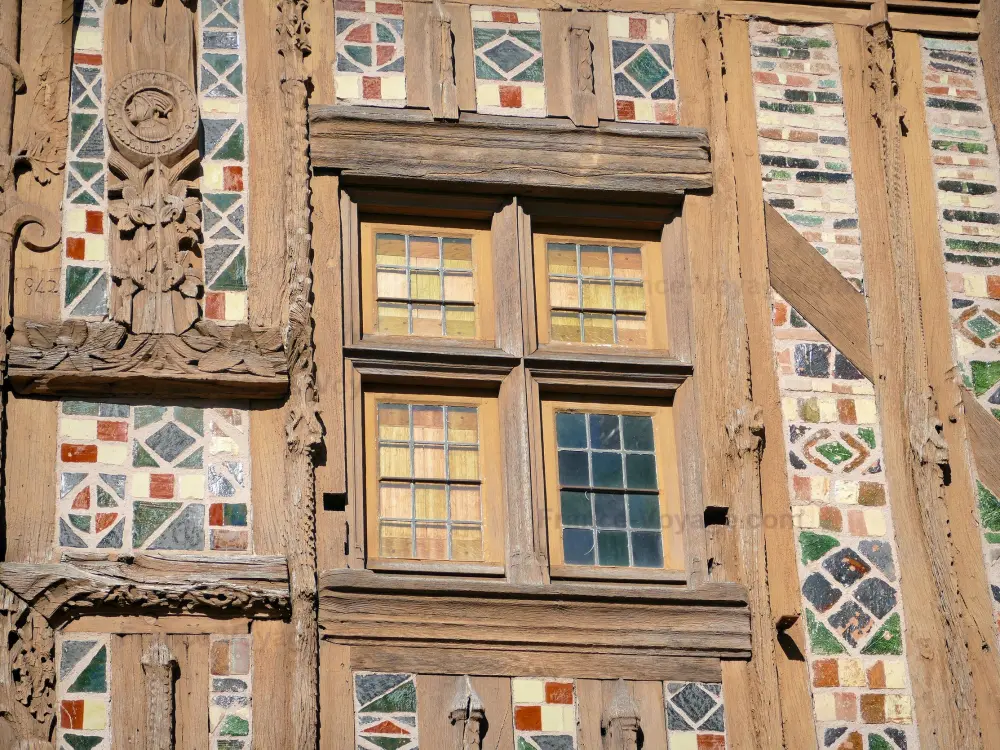 Reiseführer der Yonne - Joigny - Geschnitzte Holztafeln und Keramikfliesen schmücken die Fassade des Maison du Pilori