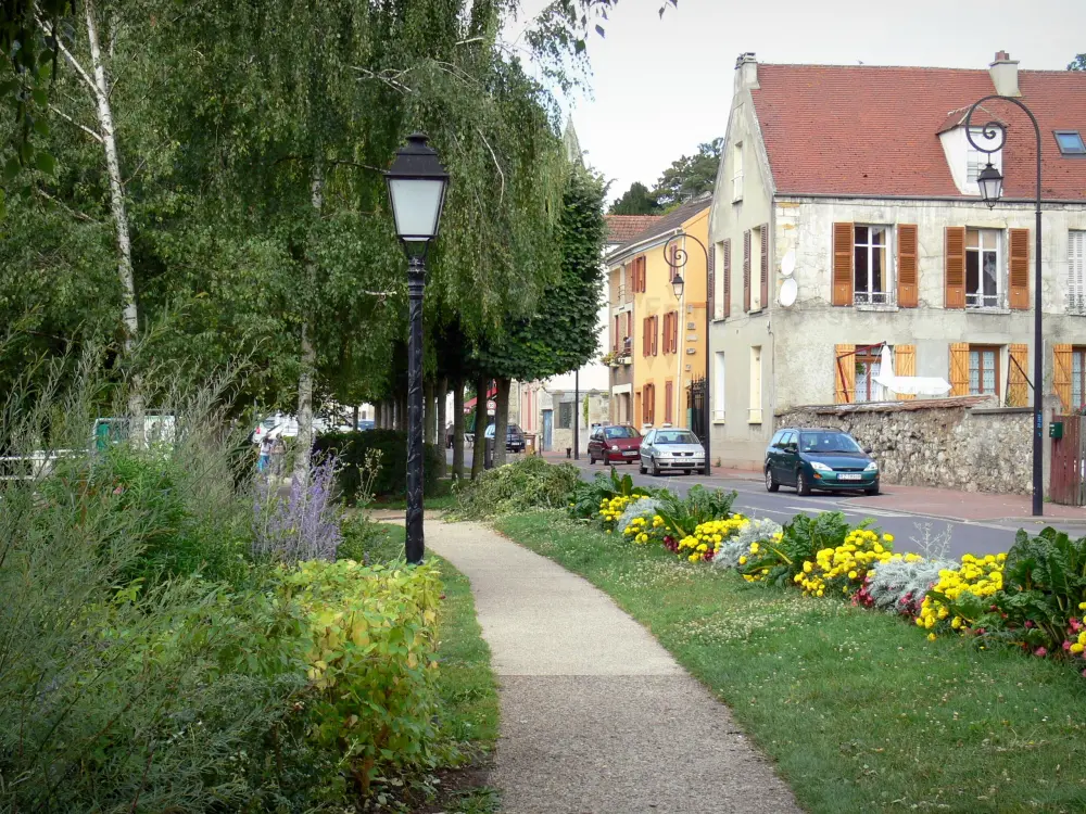 Reiseführer der Yvelines - Conflans-Sainte-Honorine - Mit Blumen gesäumter Gehweg