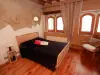 Мельница Лэндонвиллерс - Украшение из коряги придает этой комнате мягкий и удобный вид
