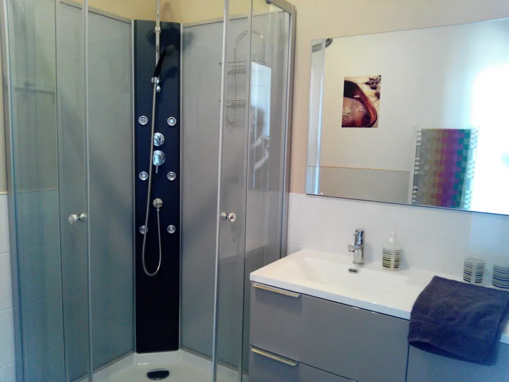 クロ・デ・ジェモザック - 'Le Chai'バスルーム - シャワー90 x 90ハイドロマッサージ、洗面台90 cm、トイレ