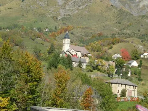 サン・ジュリアン・ラ・サレット・ファラヴォーB&B - ロケーション - ヴァカンスと週末のLa Salette-Fallavaux