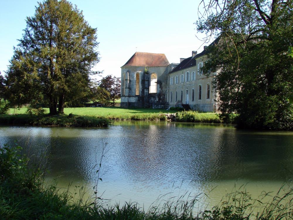 Abtei Septfontaines - Ansicht der Kapelle aus dem Teich