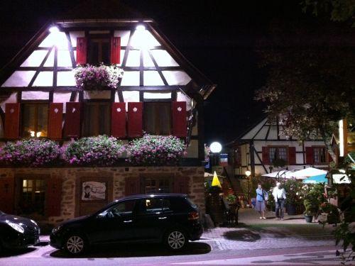 Alsace, chambre, b&b, pension route du vi - Die Fassade Abend im Spätsommer