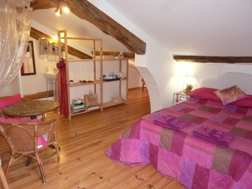 Das B & B Anglades - Topaz Roze - mit Steinmauer - Blick auf den Garten