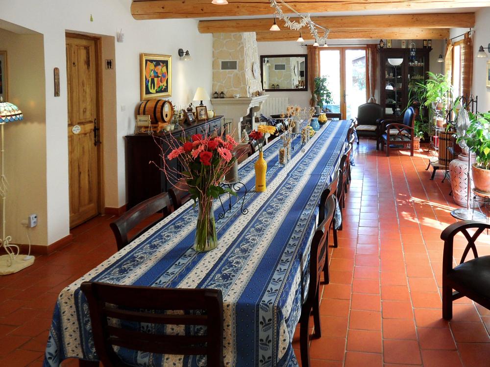 La Bastide des Templiers - Gästehaus - Rittersaal mit gemütlicher Kamin- und Leseecke (Gemeinschaftsbereich)