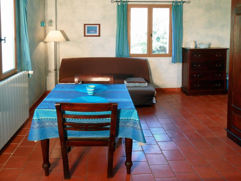 La Bastide des Templiers - Gästehaus - Ferienapartment "Le Verdon" - Wohnbereich mit aufklappbarem Sofabett