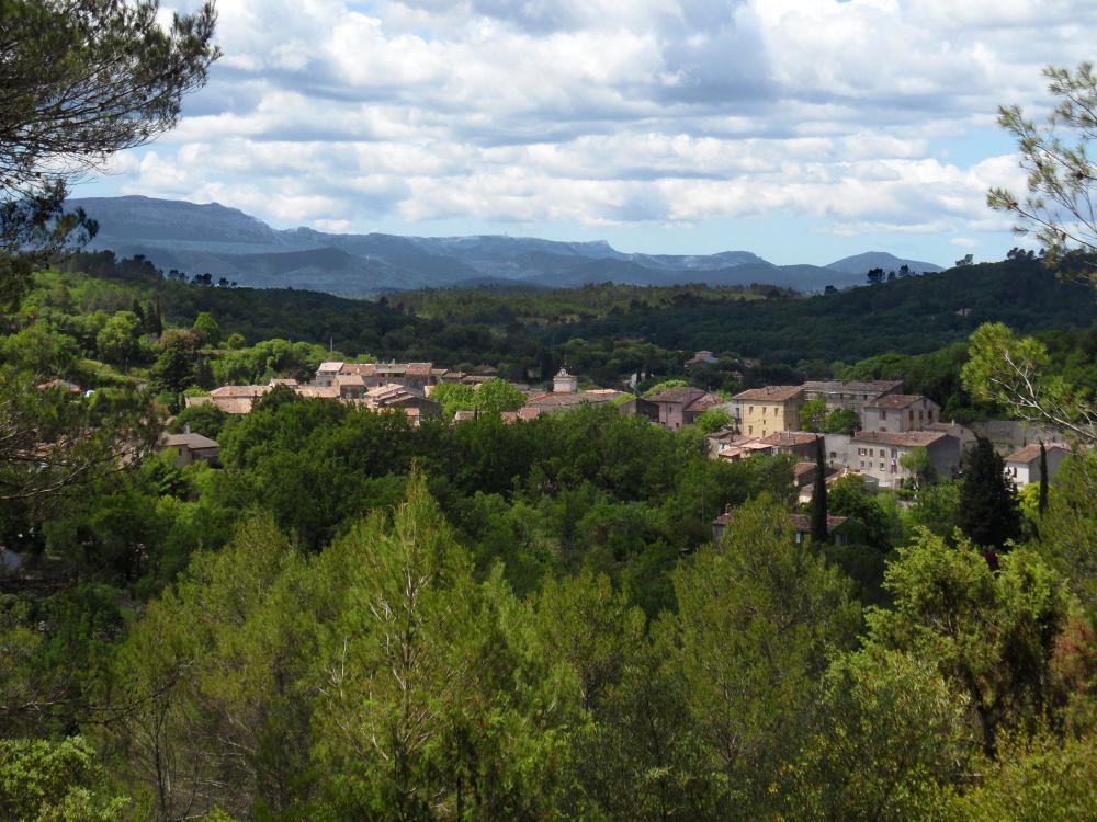 La Bastide des Templiers - Gästehaus - Panoramablick auf die Dächer von Bras und das Massiv der Sainte Baume (vom Pool aus)