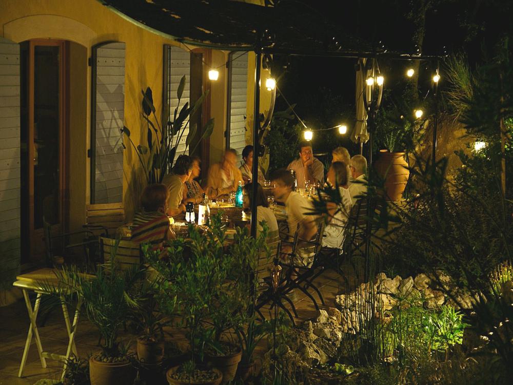 La Bastide des Templiers - Gästehaus - Unsere Gemeinschafts-Terrasse lädt Sie ein zu gemütlichen Sommerabenden im Kreise netter Leute